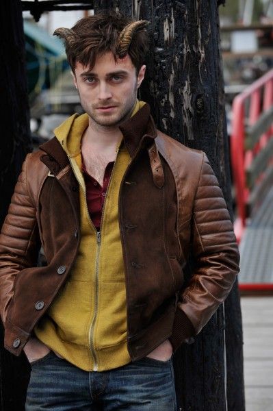 Daniel Radcliffe s rohmi na čele vyšetruje vraždu a znásilnenie svojej priateľky vo filme Horns