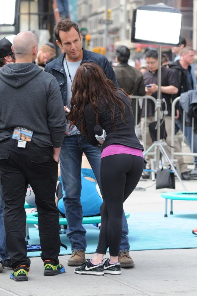 Megan Fox si zaskákala v legínach na trampolíne