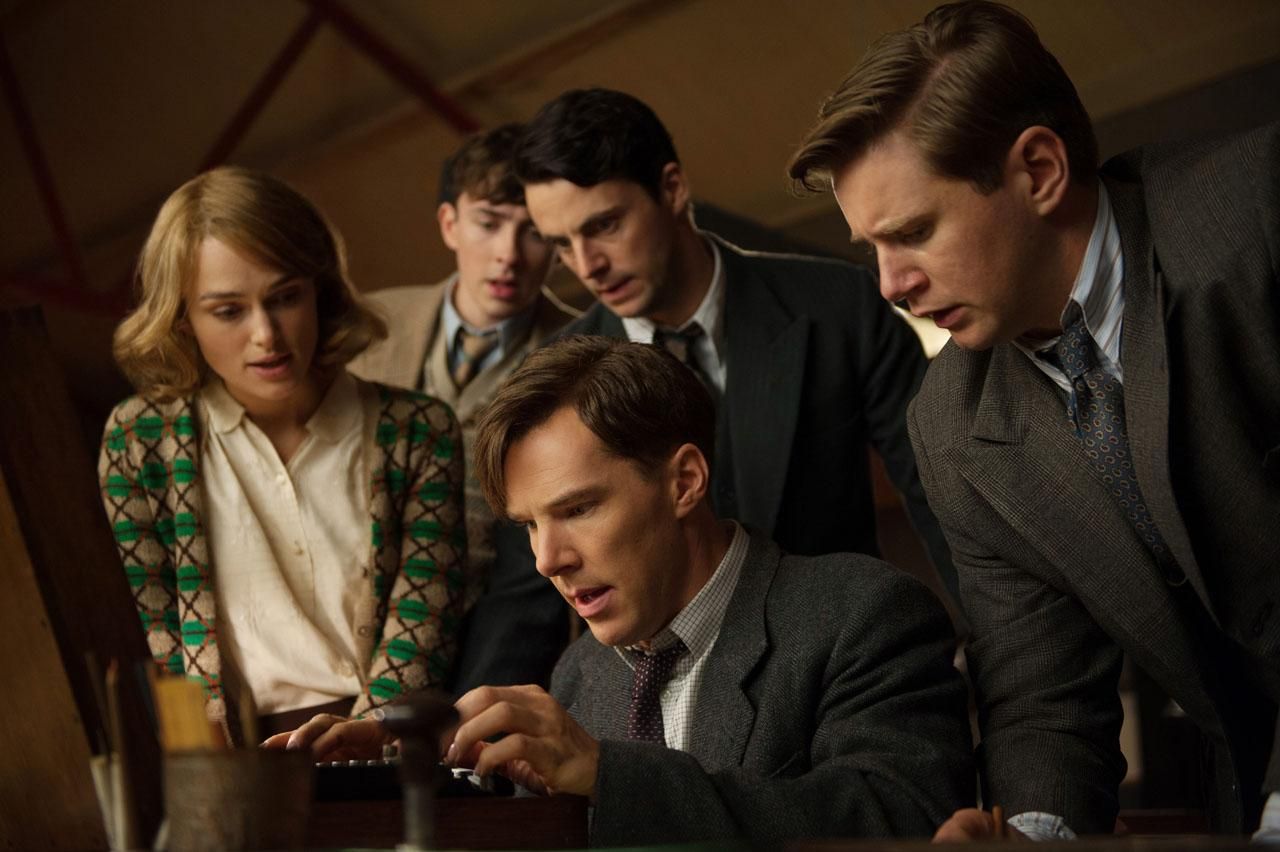 Benedict Cumberbatch exceluje snahou prekonať nevylúštiteľný nacistickú šifru v Kóde Enigma