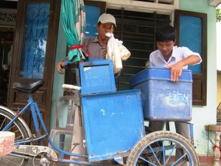 Người cha bán kem và nỗi lo tựu trường của con mình