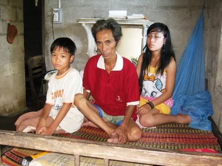 Mẹ mất, ba bệnh nặng, 3 chị em đến trường trong gian khó