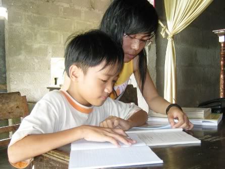 Mẹ mất, ba bệnh nặng, 3 chị em đến trường trong gian khó - 1