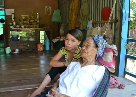 Mẹ và chị chết thương tâm, bé 13 tuổi sống nuôi bà ngoại