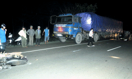 Tai nạn xe thảm khốc-bé gái 2 tuổi mồ côi cha mẹ